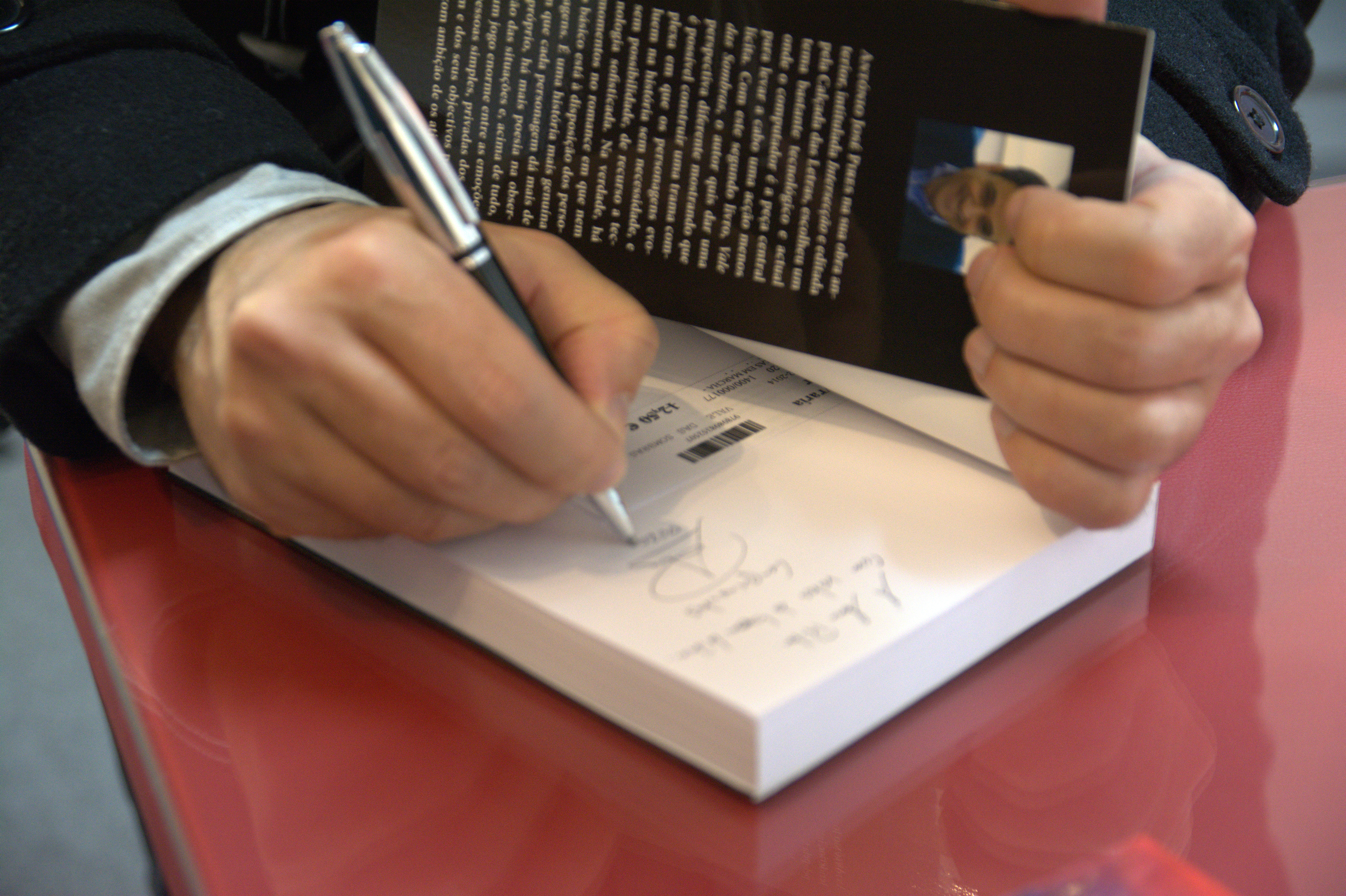 Seesão de autógrafos do livro Vale das Sombras - 2014